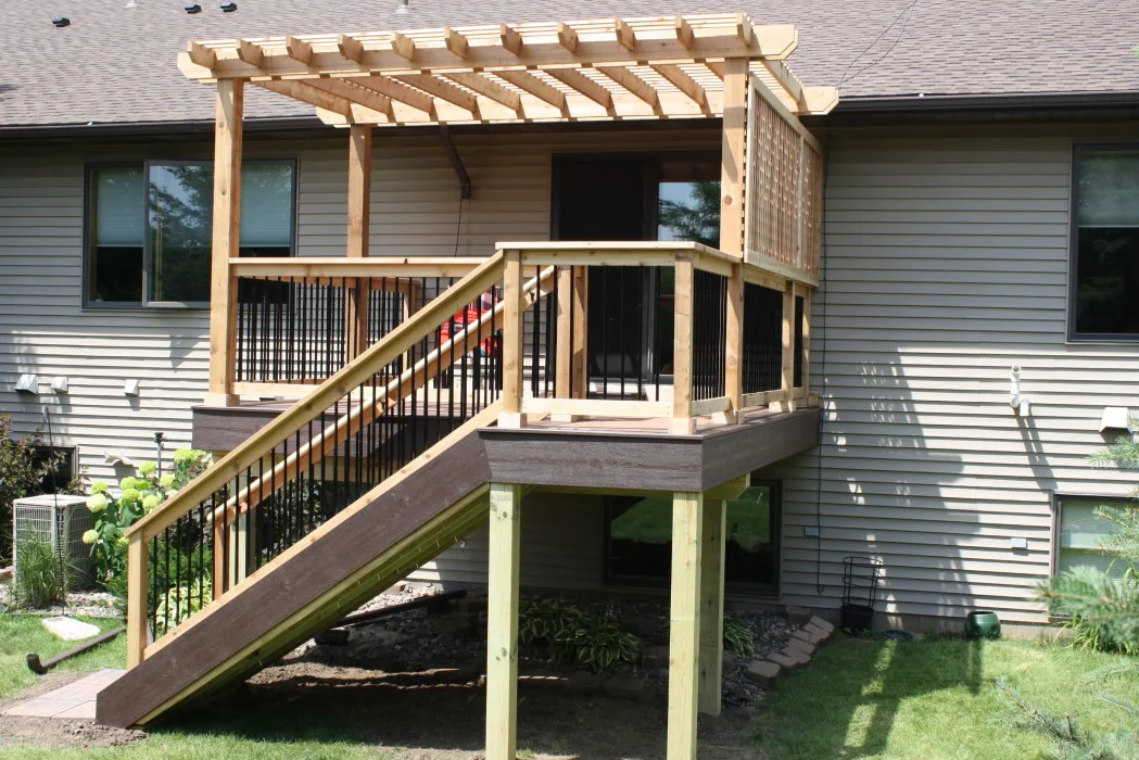 Timber deck with stairs and a pergola, project photo from the company's own gallery